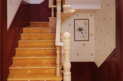 磐安中式别墅室内汉白玉石楼梯的定制安装装饰效果