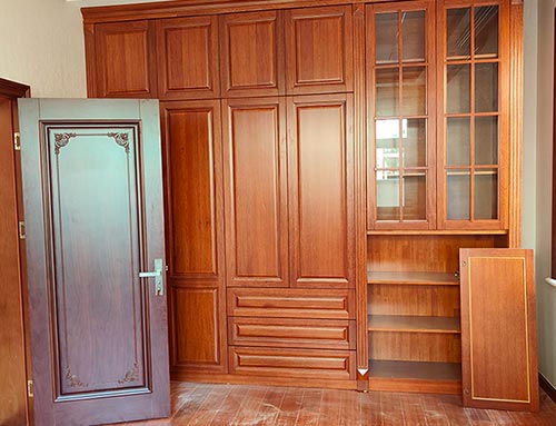 磐安中式家庭装修里定制的实木衣柜效果图